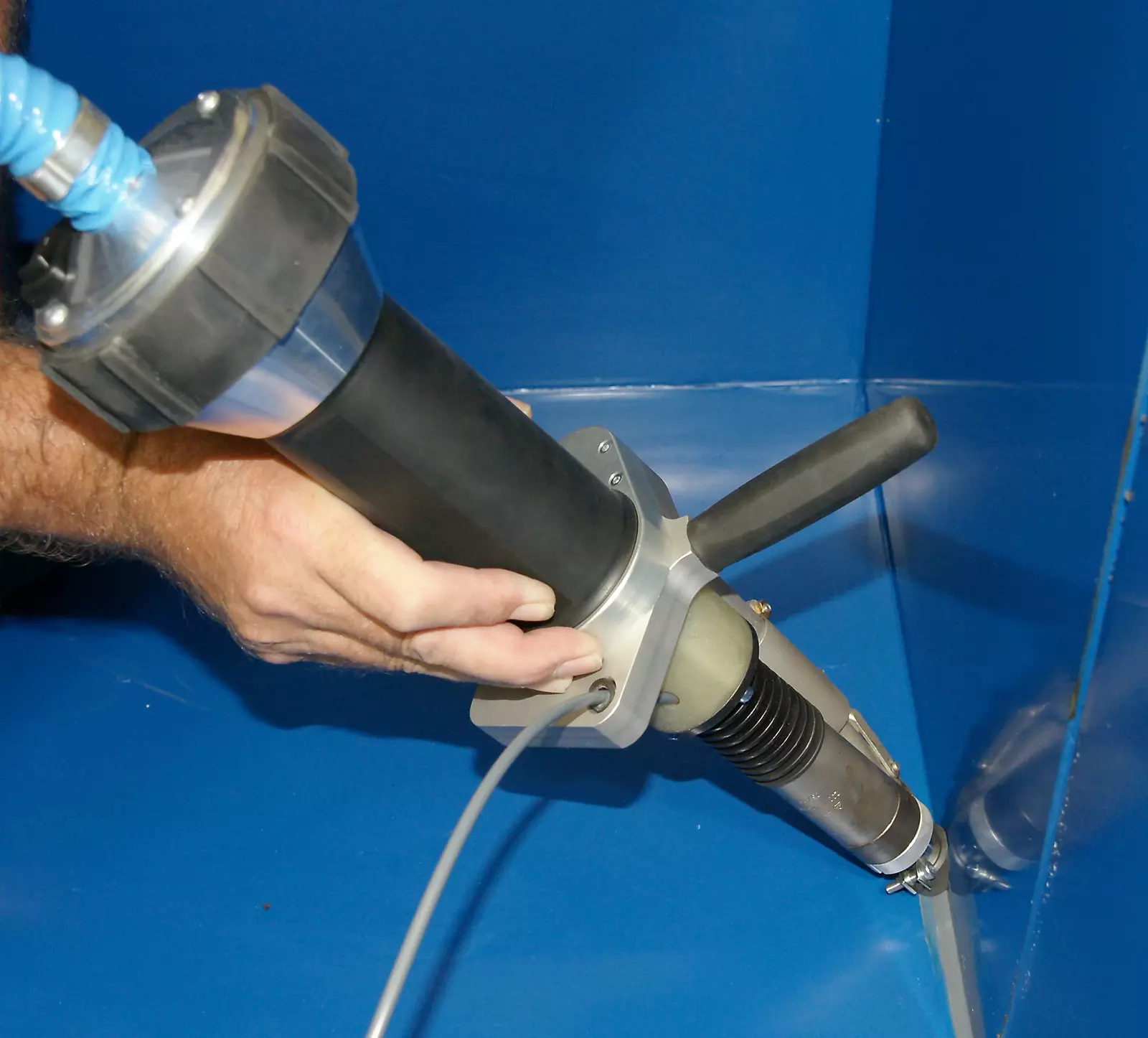 Blaue Kunststoffteile verbinden mit Schweißextruder